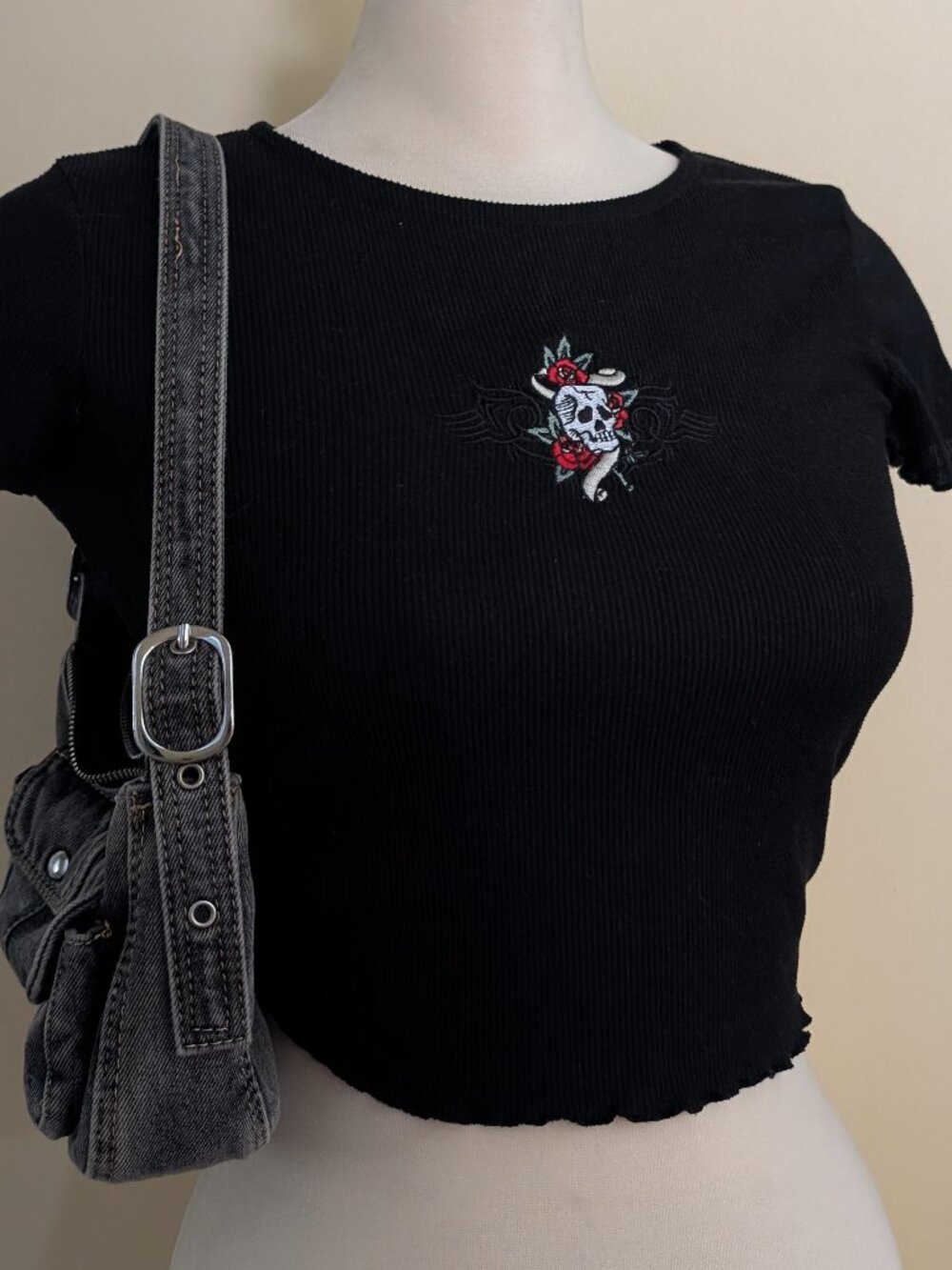 EMBRIODERED SKULL Y2K VINTAGE BABY TEE - Picture 1 of 3
